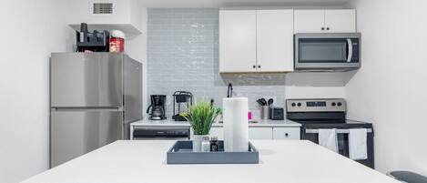 Kühlschrank, Mikrowelle, Ofen, Herdplatte