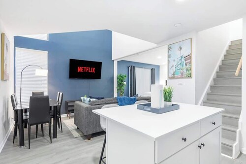 6 Min to Love Field – Cozy 3BR with Parking