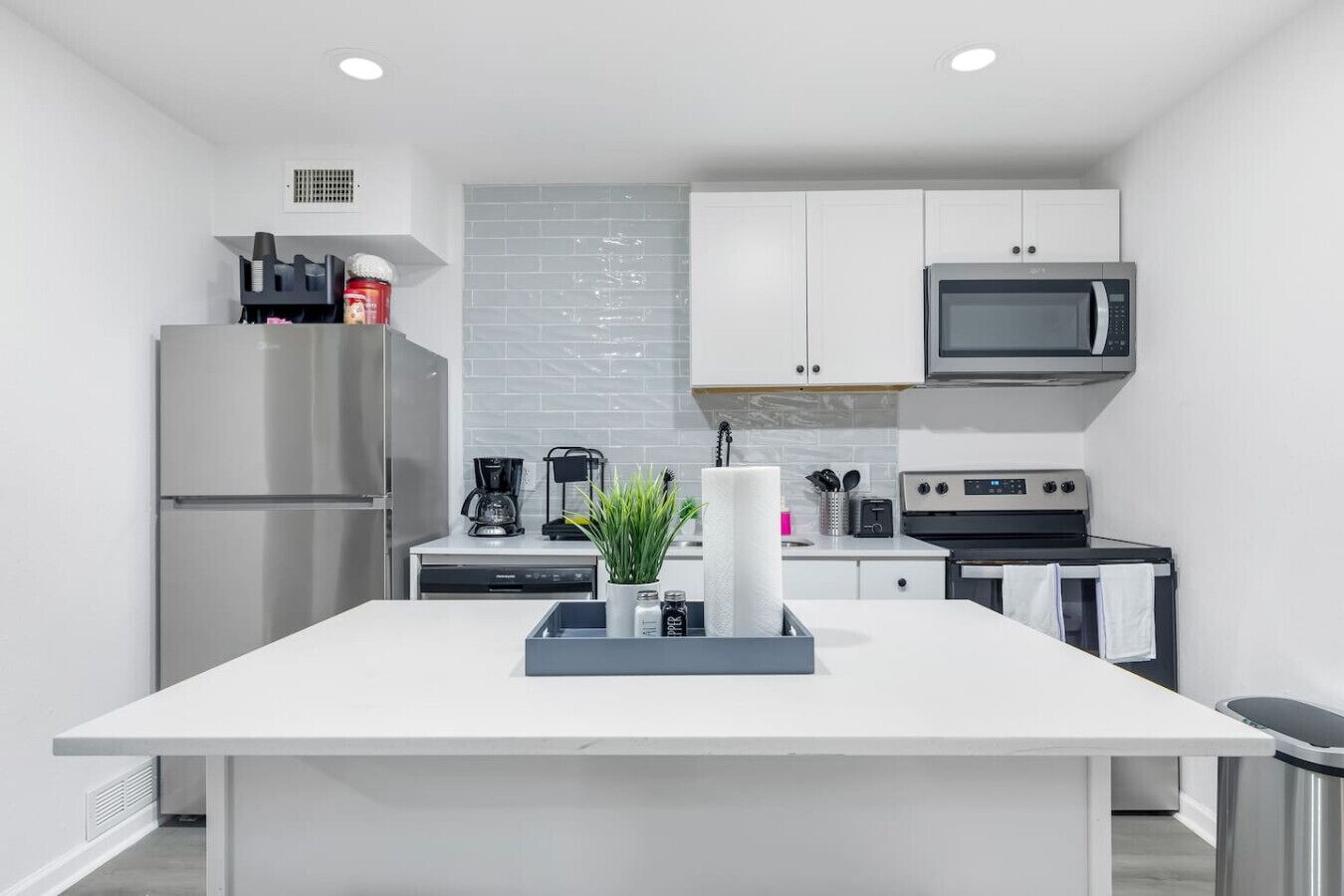 Réfrigérateur, four à micro-ondes, un four, surface de cuisson