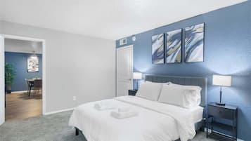 Een strijkplank/strijkijzer, gratis wifi, beddengoed