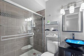 Een douche, een haardroger, shampoo