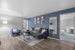 Smart TV - 3 Min Walk to AT&T | 3BR | Parking + Pets + Gym (Arlington)