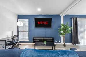 TV - 5 Min to Love Field | Gated+Guard | 1BR | Parking (Dallas)