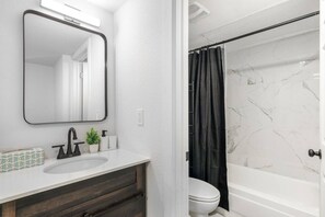 Hair dryer - 5 Min to Love Field | Gated+Guard | 1BR | Parking (Dallas)