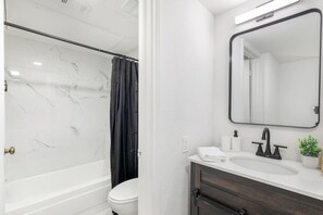 Hair dryer - 5 Min to Love Field | Gated+Guard | 1BR | Parking (Dallas)