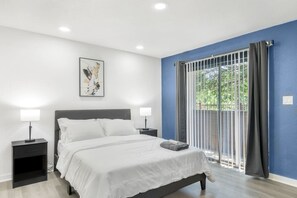 Desk, iron/ironing board, WiFi, bed sheets - 5 Min to Love Field | Gated+Guard | 1BR | Parking (Dallas)