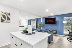 Interior - 5 Min to Love Field | Gated+Guard | 1BR | Parking (Dallas)