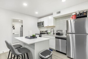 冰箱、微波炉、烤箱、炉灶