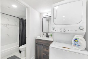 淋浴设施、吹风机、毛巾、洗发水