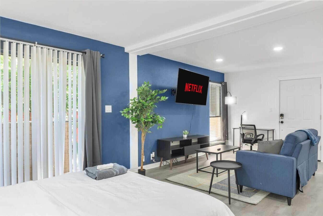 Desk, iron/ironing board, WiFi, bed sheets