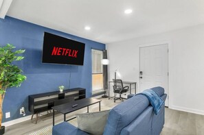 TV - 5 Min to Love Field | Gated+Guard | 1BR | Parking (Dallas)