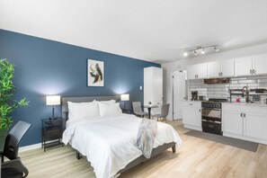 1 habitación, escritorio, tabla de planchar con plancha y wifi 