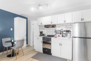 Een koelkast, een magnetron, een oven, een kookplaat