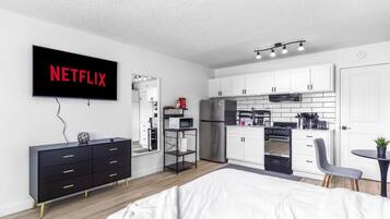 Työpöytä, silitysrauta/-lauta, Wi-Fi, vuodevaatteet