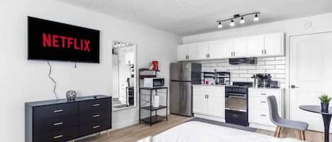 1 habitación, escritorio, tabla de planchar con plancha y wifi