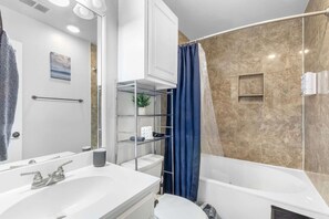 Douche, sèche-cheveux, shampoing