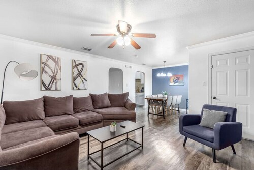 Spacious 2BR Across AT&T Stadium + Parking