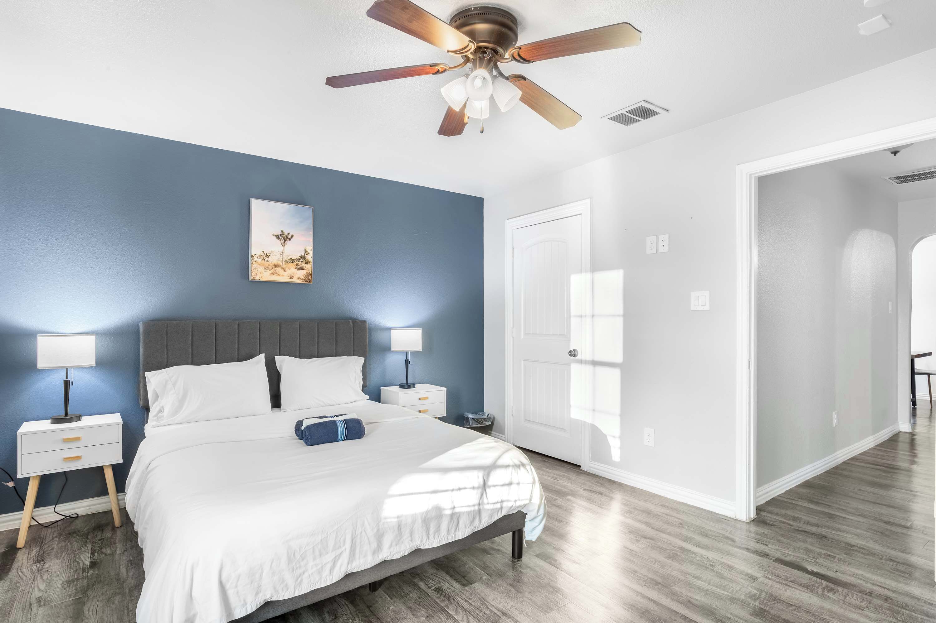 2 quartos, escrivaninha, ferros/tábuas de passar roupa