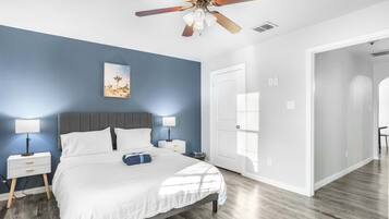 2 quartos, escrivaninha, ferros/tábuas de passar roupa