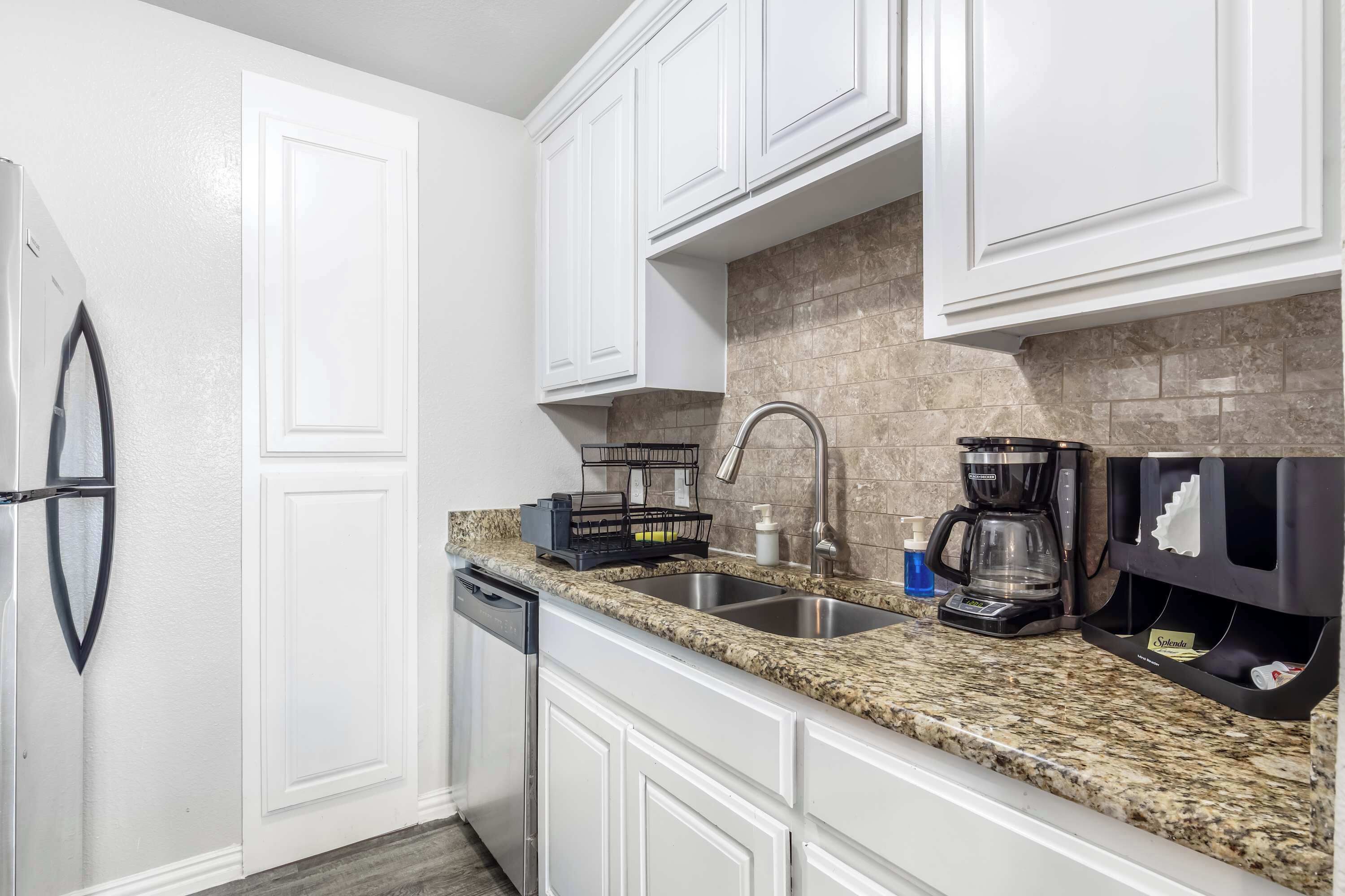 Kylskåp, mikrovågsugn, ugn och spishäll