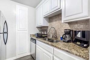 Een koelkast, een microgolfoven, een oven, een kookplaat