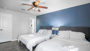 2 slaapkamers, een bureau, een strijkplank/strijkijzer, gratis wifi