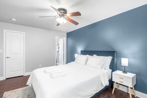 2 slaapkamers, een bureau, een strijkplank/strijkijzer, gratis wifi