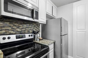 ثلاجة، ميكروويف، فرن، موقد طهي مسطح