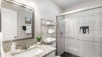 Dusch, hårtork och schampo