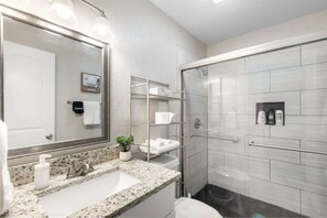 Hårføner, håndklær, såpe og sjampo