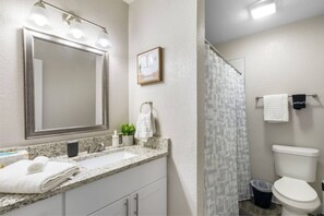 Hair dryer - Spacious 2BR Across AT&T Stadium + Parking (Arlington)