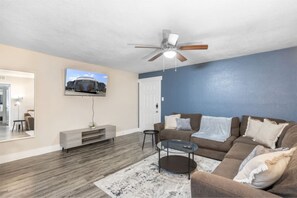 Smart TV - Spacious 2BR Across AT&T Stadium + Parking (Arlington)