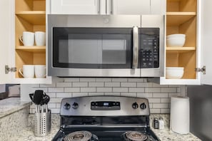 Refrigerador, microondas, horno y parrilla de estufa