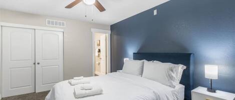 2 slaapkamers, een bureau, een strijkplank/strijkijzer, gratis wifi