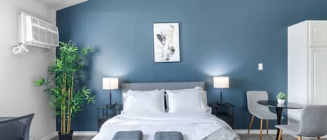 Desk, iron/ironing board, WiFi, bed sheets