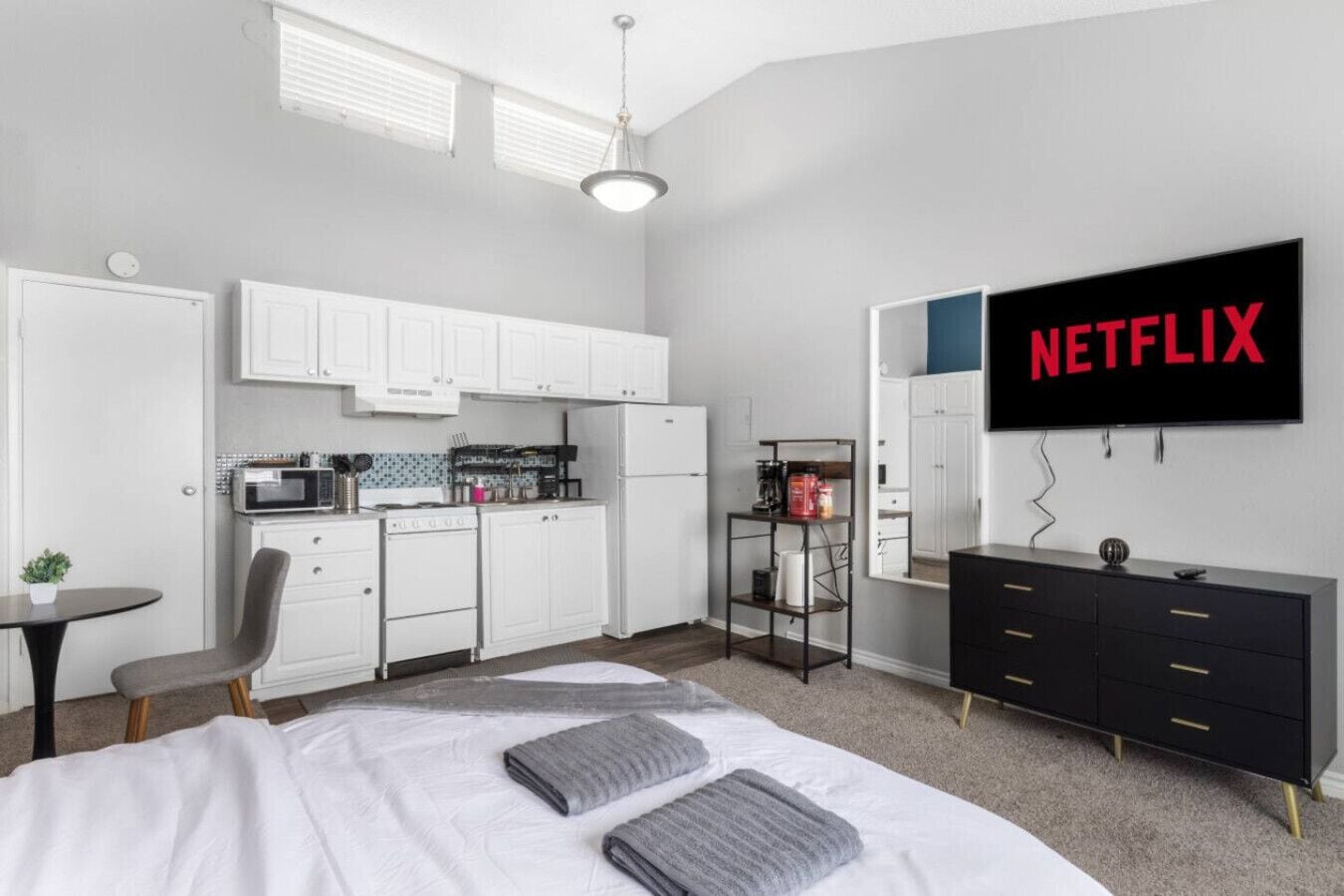 Desk, iron/ironing board, WiFi, bed sheets