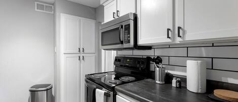 Een koelkast, een microgolfoven, een oven, een kookplaat