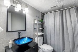 Hair dryer - 3 Min Walk to AT&T | 2BR | Parking + Pets + Gym (Arlington)