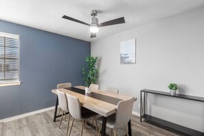 Dining - 3 Min Walk to AT&T | 2BR | Parking + Pets + Gym (Arlington)