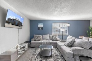 Smart TV - 3 Min Walk to AT&T | 2BR | Parking + Pets + Gym (Arlington)