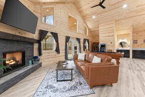 Smart TV, fireplace - Hilltop Haven — A Peaceful Escape Made for Two (Cleveland)
