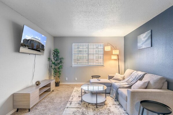 Smart TV - Walk to AT&T Stadium - Modern 1BR Game Day Stay (Arlington)