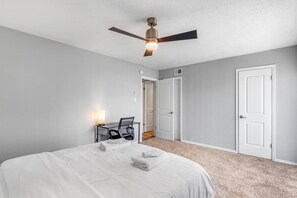 1 bedroom, desk, iron/ironing board, free WiFi - Walk to AT&T Stadium - Modern 1BR Game Day Stay (Arlington)