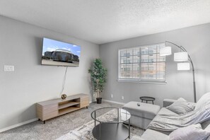 Smart TV - 3 Min Walk to AT&T | 1BR | Parking + Pets + Gym (Arlington)