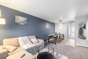 Smart TV - Walk to AT&T Stadium - Modern 1BR Game Day Stay (Arlington)