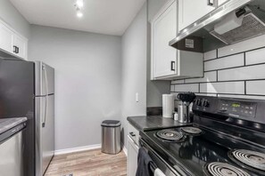 Refrigerador, horno, parrilla de estufa y lavavajillas 