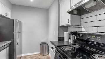 Een koelkast, een magnetron, een oven, een kookplaat