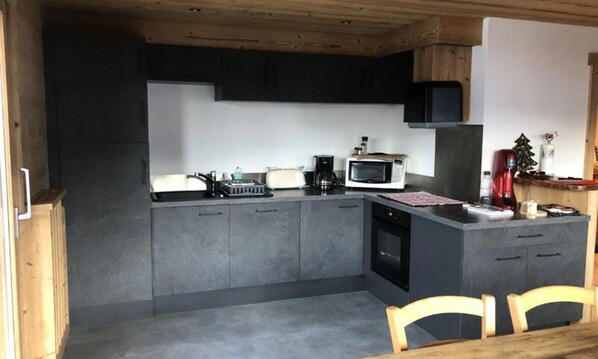 Coffee/tea maker, oven, dishwasher, electric kettle - Apartment in Chainaillon Near Ski Slopes (Le Grand-Bornand)
