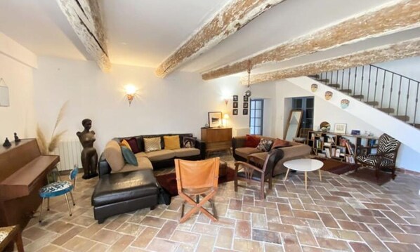 Living area - Farmhouse in Provence With Pool & Jacuzzi (Althen-des-Paluds)