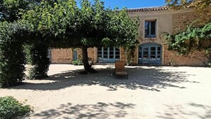Exterior - Farmhouse in Provence With Pool & Jacuzzi (Althen-des-Paluds)